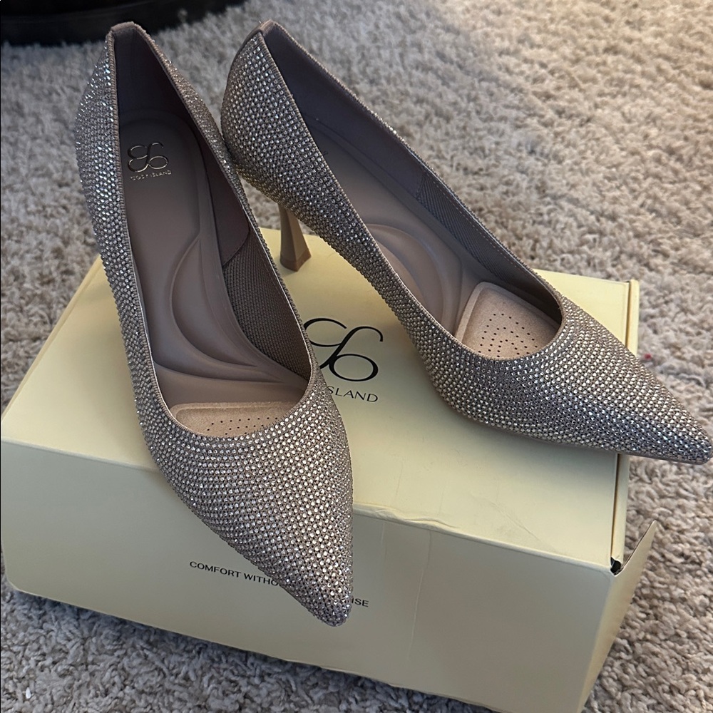 Glittering Gold Pointed Heels